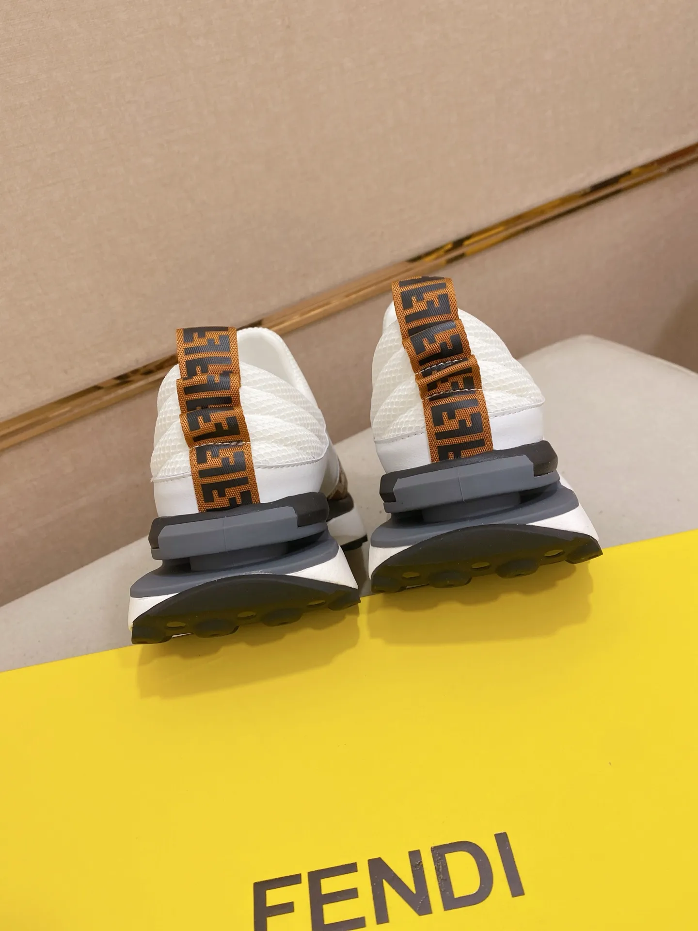 Men's shoes 💰 462💰 (FENDI) New style 👊🏻 upper 🇮🇹 imported cowhide fabric 🇩🇪 lining imported sheepskin lining. The original outsole is molded to highlight the identity of every man, and the upper foot is stable and stable🚶🏻🚶🏻The high-end custom counters reproduce the original version📯No matter the wind or rain, the shoe last remains unchanged and can withstand the verification of time🔍️,🔵 Size: 38-44 (45 is custom-made and cannot be returned or exchanged